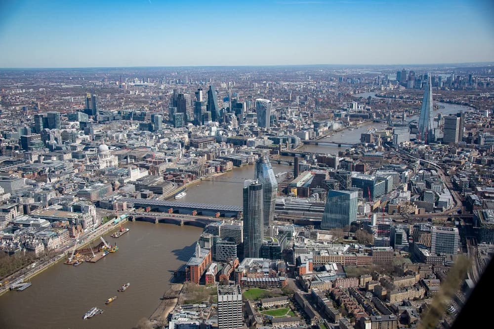 35 minute london sightseeing helicopter flight for two with champagne 18