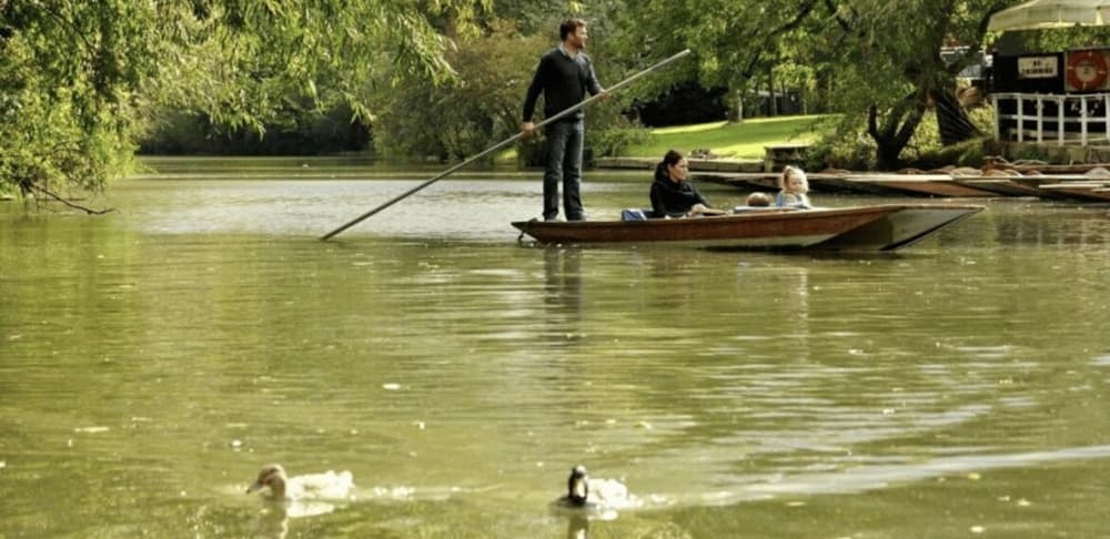 punting boat trip in oxford