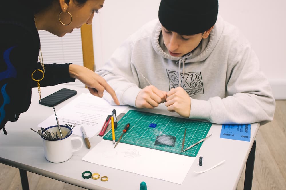 person received guidance on a gemstone jewellery making workshop with stööki