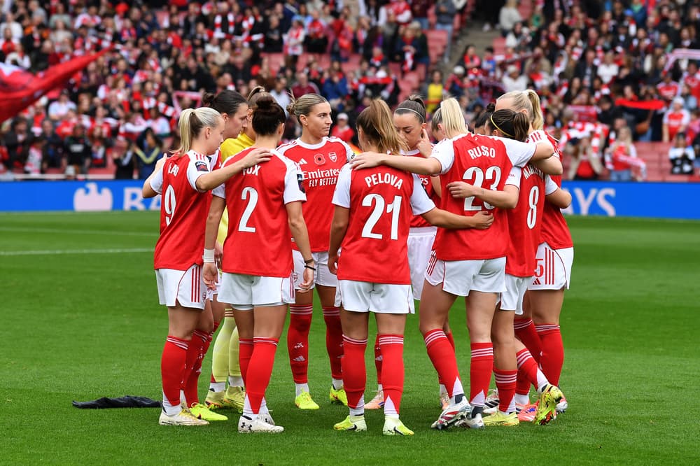 arsenal womens team talking on pitch
