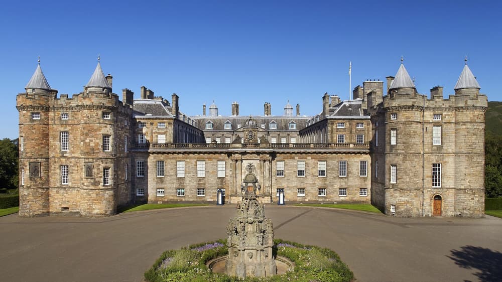 palace of holyroodhouse in edinburgh entrance