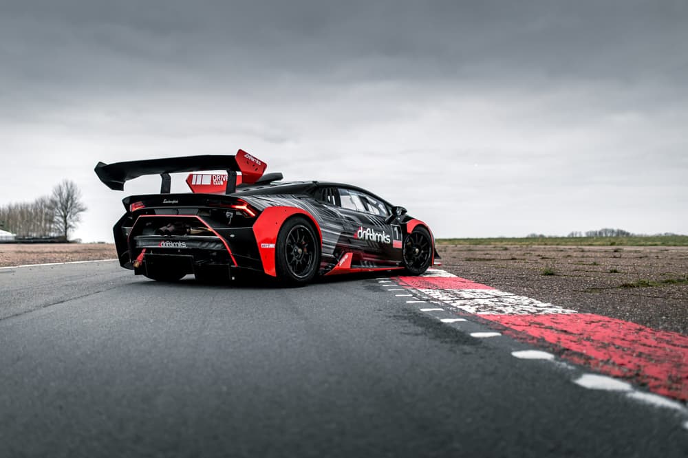 lamborghini huracán super trofeo on race track