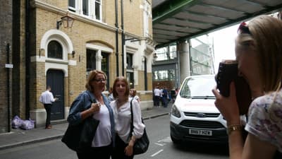 2 women posing for a photo infront of a town house on a bridget jones film locations walking tour in london