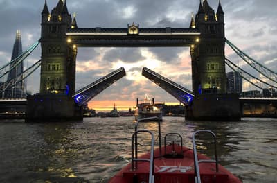 thames lates 50 minute thames rockets speedboat experience