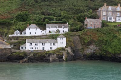 Coastal cottages seen on a doc martin locations tour in cornwall