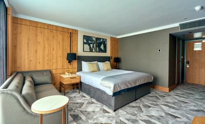 the inside of a hotel room at the crowne plaza hotel in marlow