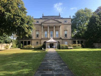 Front of a grand house seen on a bridgerton walking tour