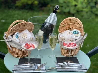 Picnic basket and prosecco