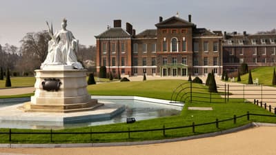 Queen victoria statue