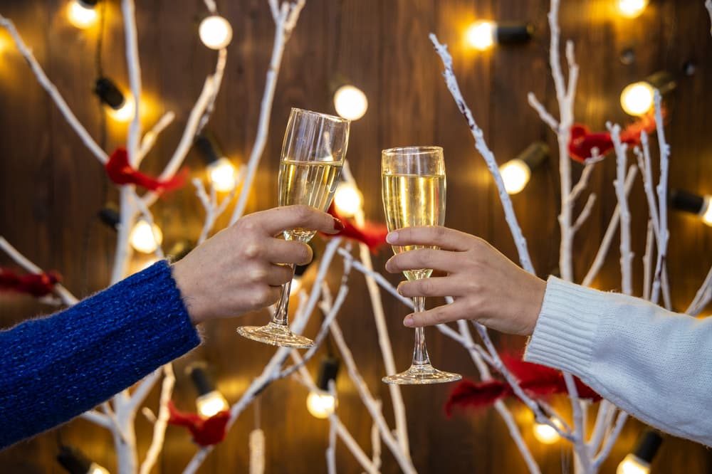 Hands clinking prosecco glasses