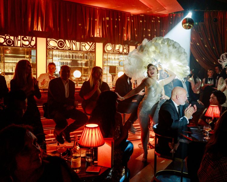 burlesque dancer at the 58th Street immersive experience in london