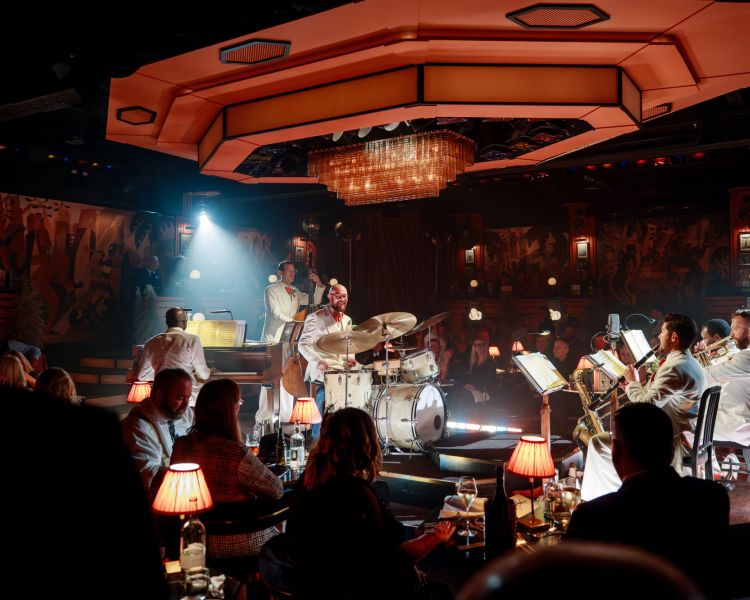 intimate atmosphere at the 58th Street immersive experience in london