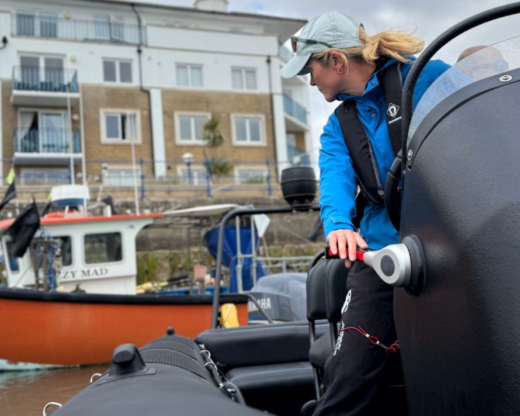 woman reversing powerboat on a powerboat two day training course in brighton