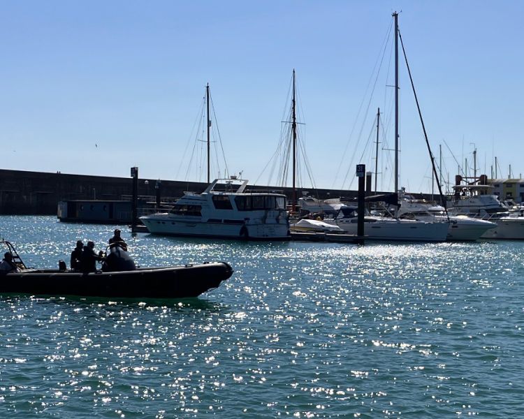 powerboat sailing through brighton marina on a powerboat two day training course in brighton