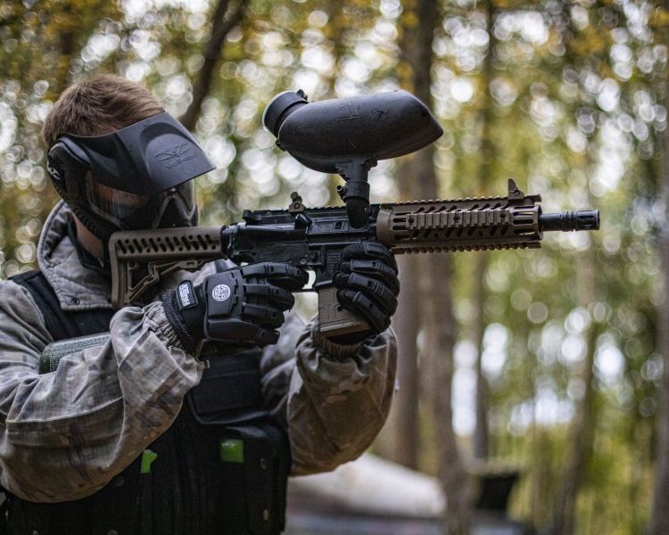 man aiming paintball gun on paintball experience wolverhampton