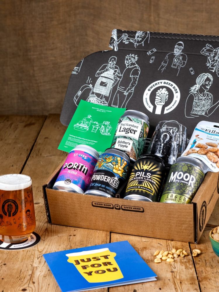 Qwerty lager gift box with five cans on wooden table