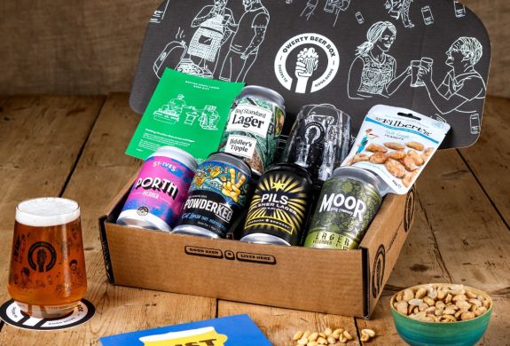 Qwerty lager gift box with five cans on wooden table