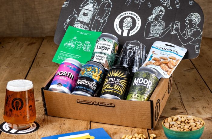 Qwerty lager gift box with five cans on wooden table