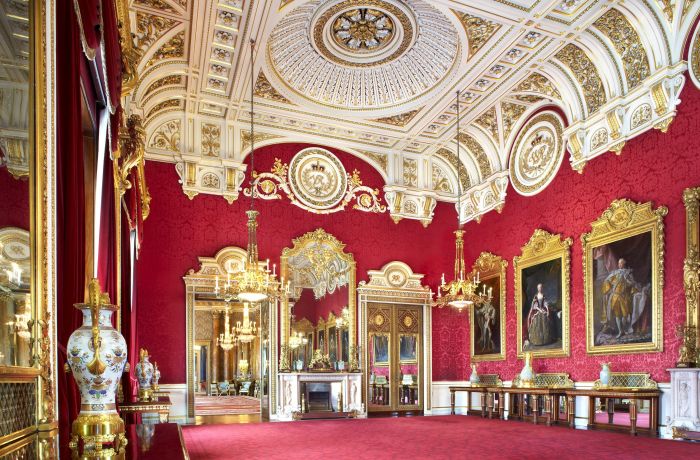 the state dining room in buckingham palace
