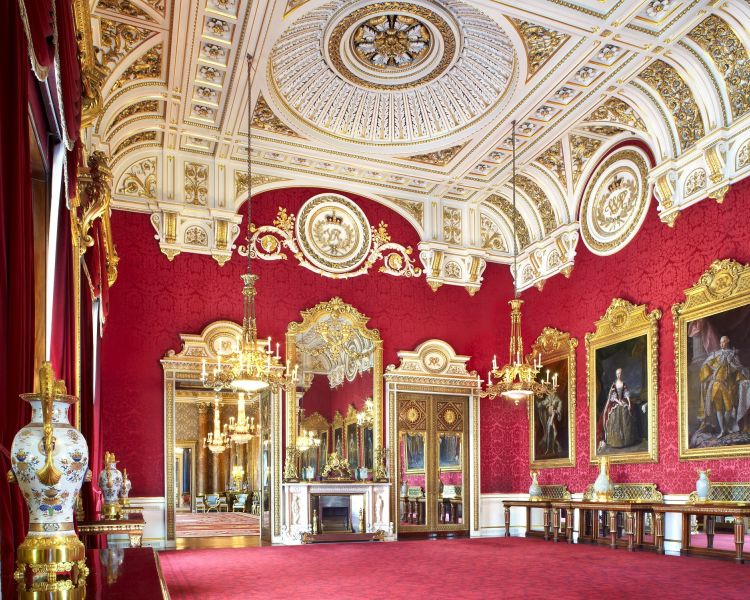 the state dining room in buckingham palace