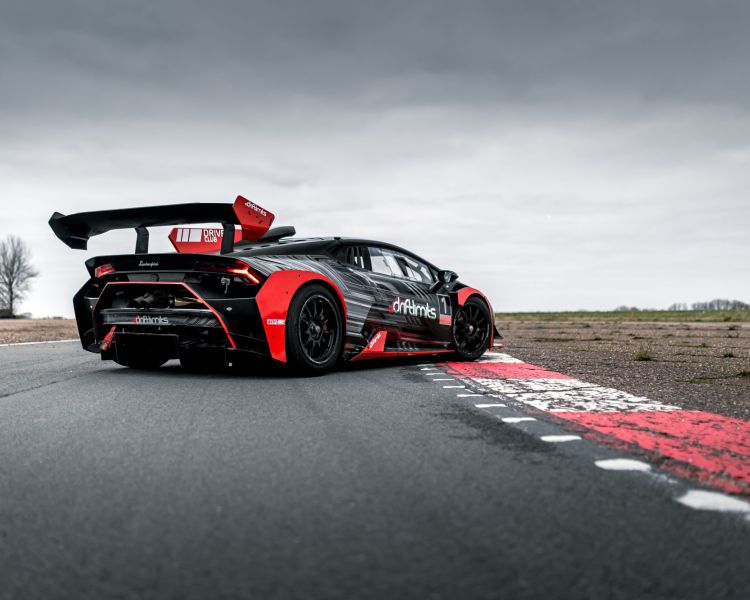lamborghini huracán super trofeo on race track