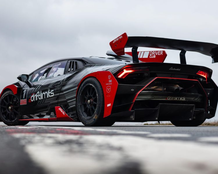 lamborghini huracán super trofeo on race track