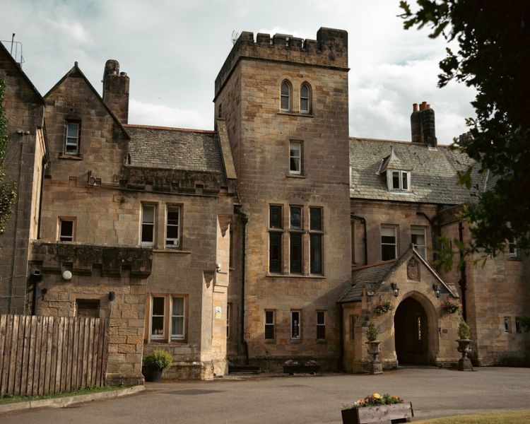 Front view of grinkle park hotel