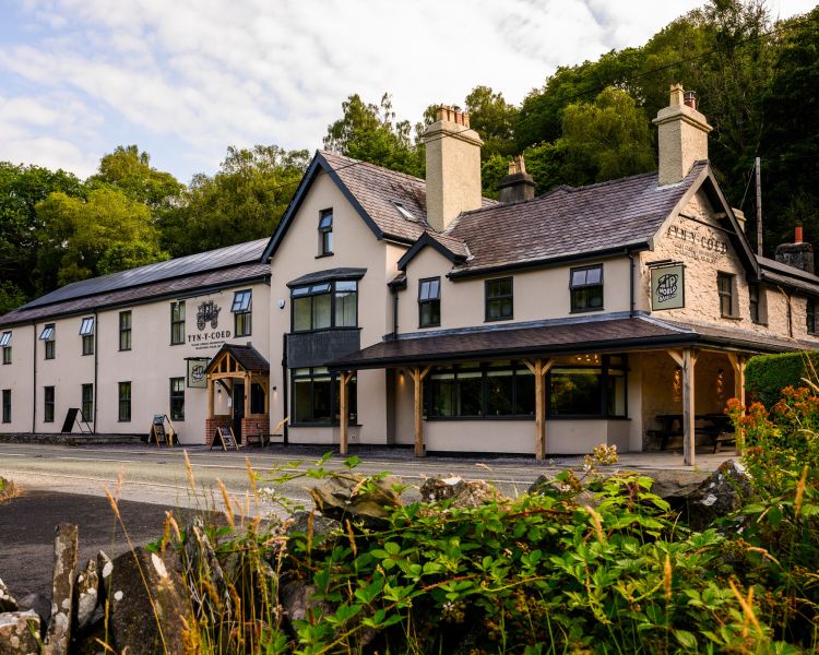 Exterior of zip wolrd inn