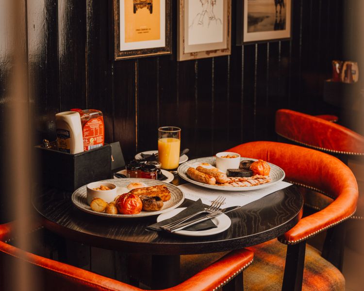 Full english breakfast in inn restaurant