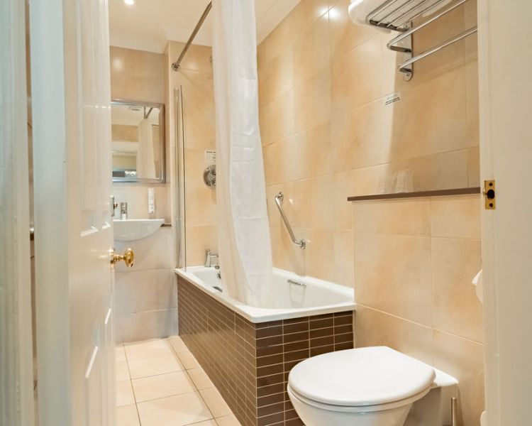 Bathroom suite at farington lodge hotel