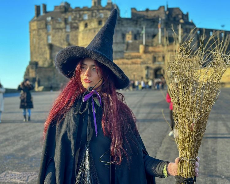 guide dressed as witch by edinburgh castle on a witches walking tour in edinburgh
