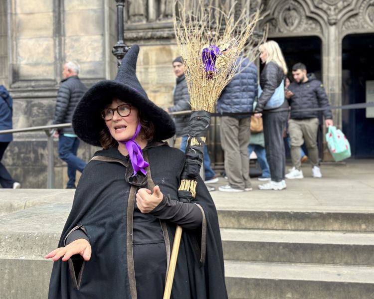 guide talking by steps on a witches walking tour in edinburgh