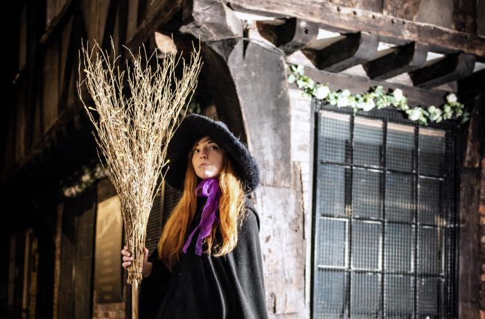 guide dressed as a witch on a witches walking tour in york