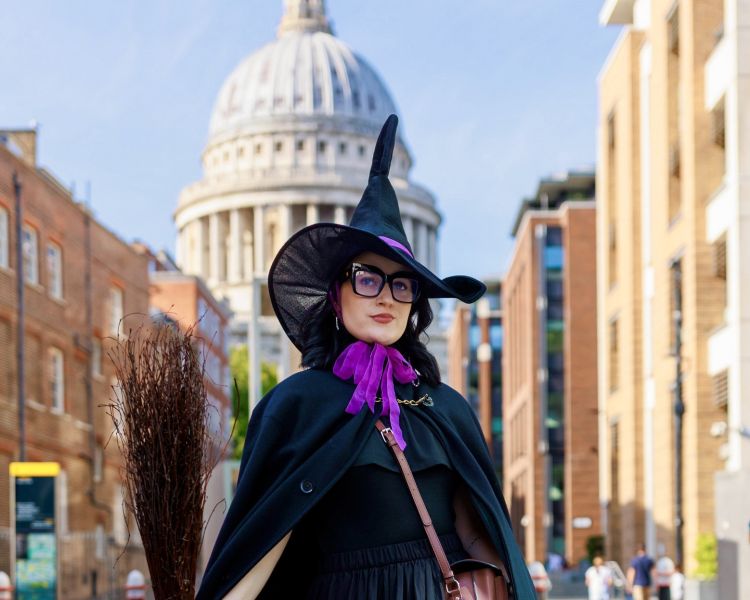 guide with st pauls cathedral in background on a witches walking tour in london