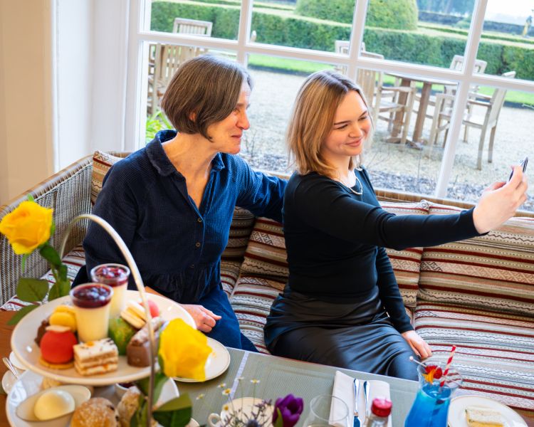 mum and daughter taking selfie at afternoon tea at blenheim palace