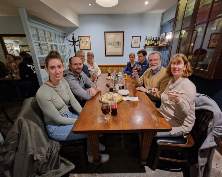 Group in pub on a london pubs food and drink tour