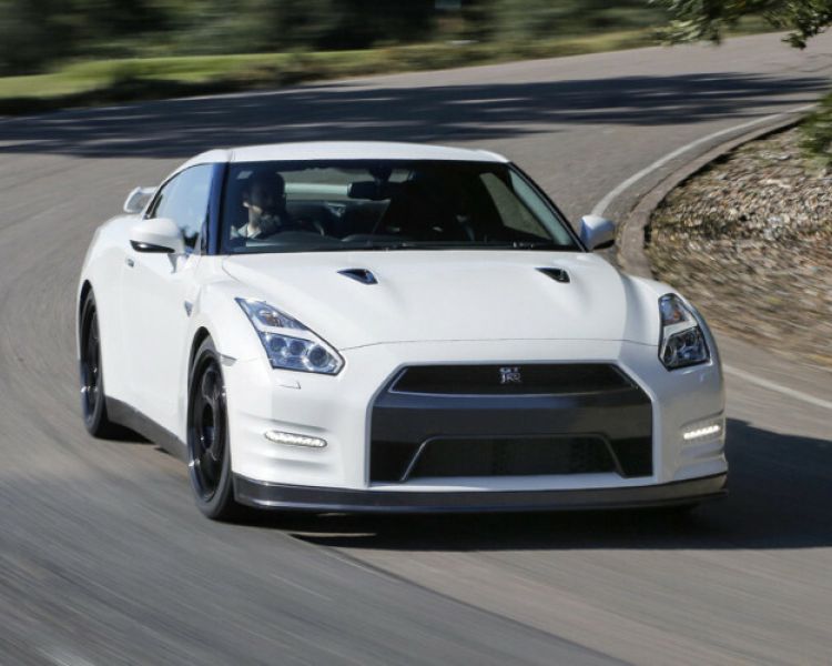 Nissan gtr white