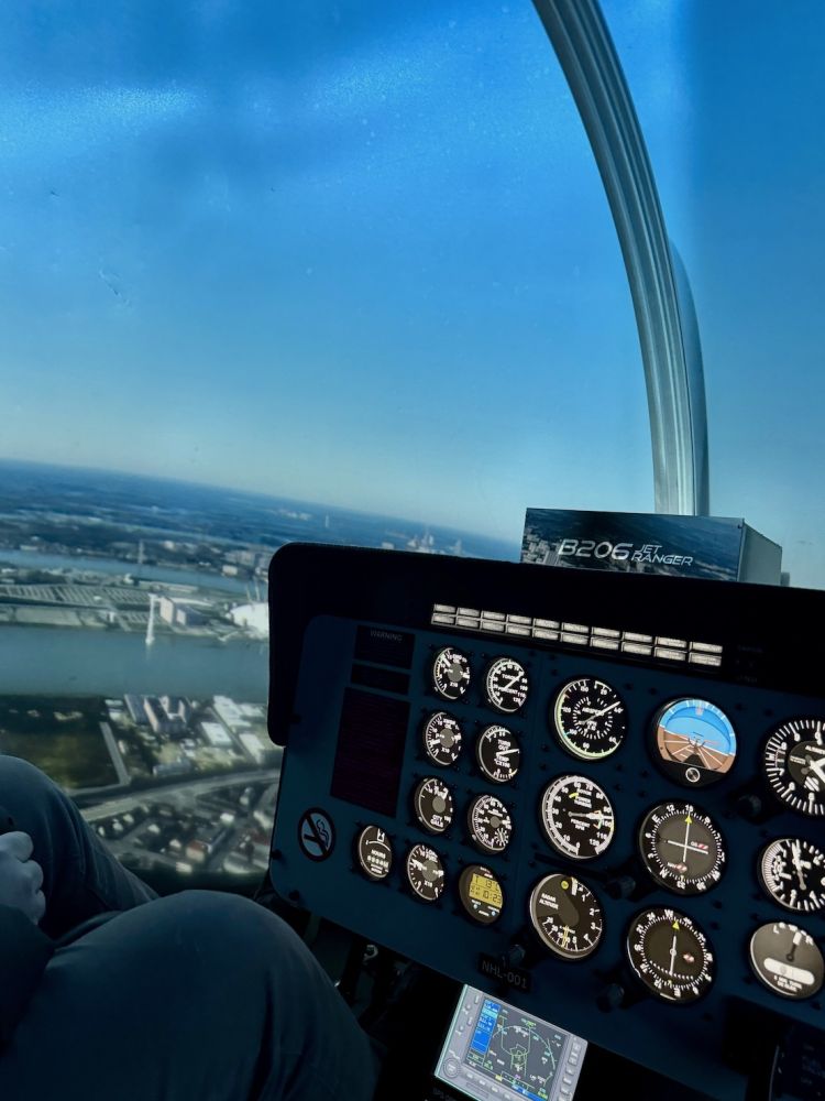 iconic city of london - helicopter pilot simulator experience