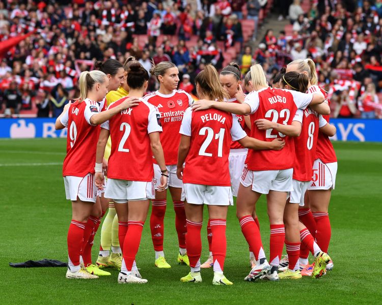 arsenal womens team talking on pitch