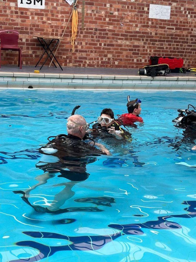 group in indoor pool on ssi scuba diving course