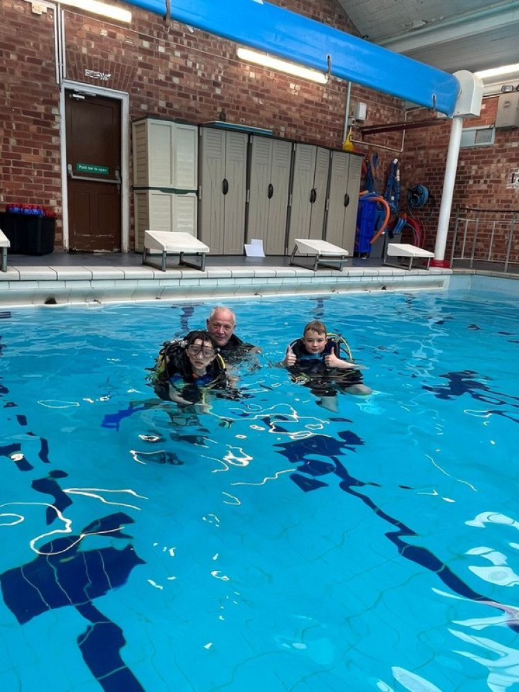 kids in pool on scuba diving lesson