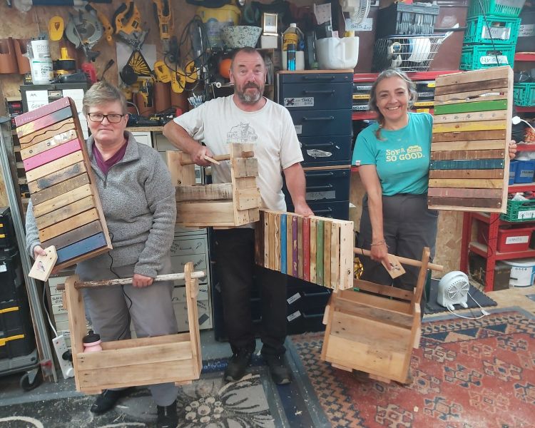 people with their pieces made from wooden pallets on a day course