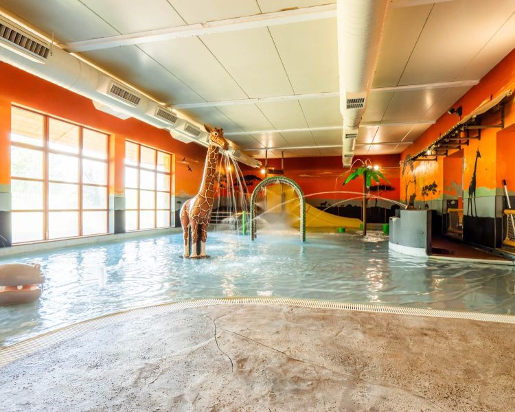 the savannah splash pool at the safari hotel at chessington world of adventures