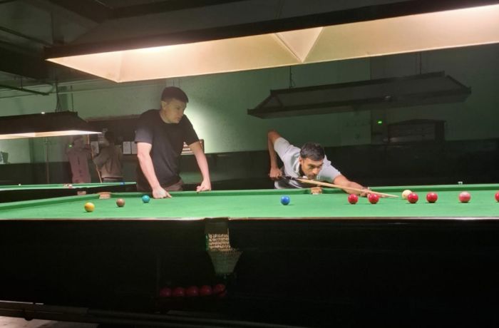 shot demonstration on a snooker pool private coaching session