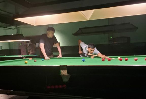 shot demonstration on a snooker pool private coaching session