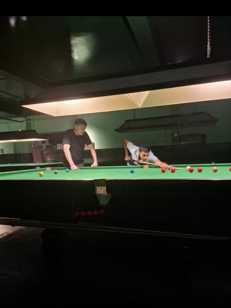 shot demonstration on a snooker pool private coaching session