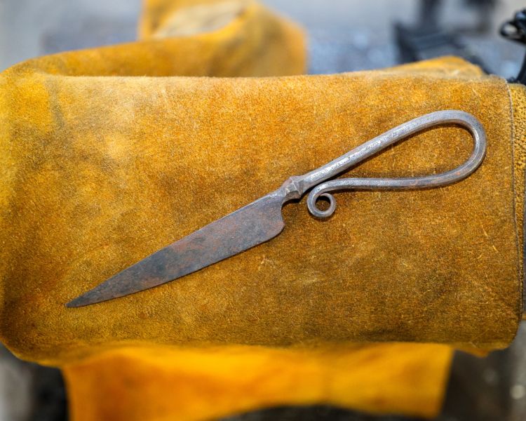 knife made on a blacksmith experience in the peak district