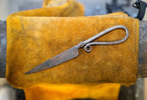 knife made on a blacksmith experience in the peak district