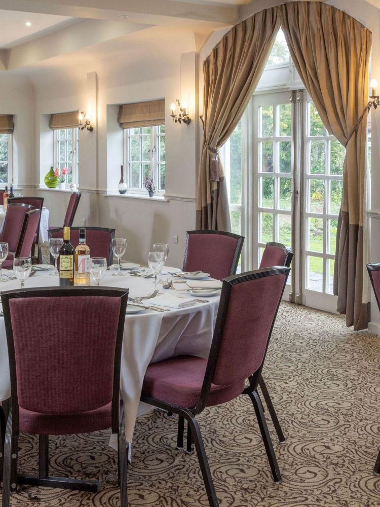 Kings court hotel dining area