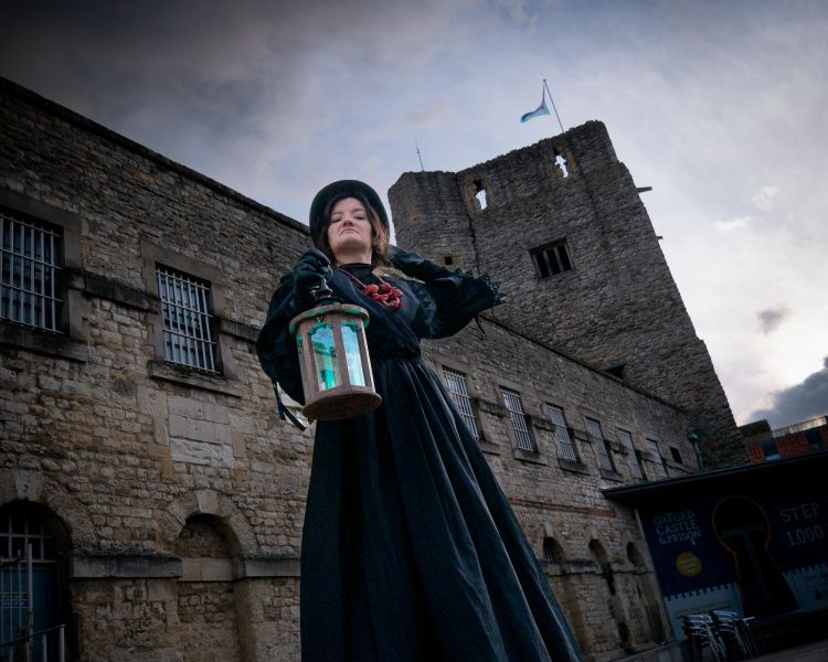 woman dressed in black as guide for spectre ghost tours at oxford castle and prison